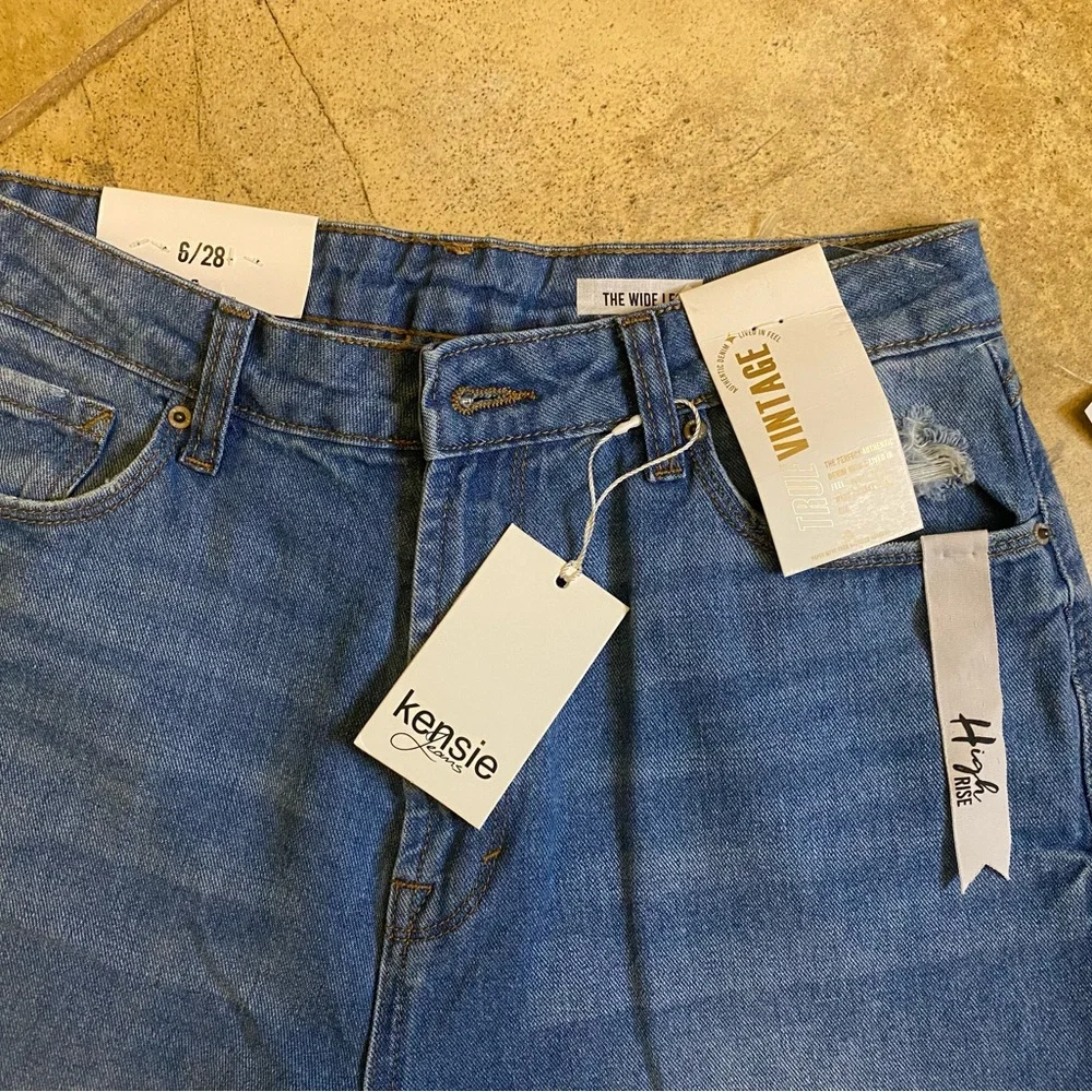 Kensie Jeans, Brisbane with destruction, The wide leg. Size 28/6 - Picture 3 of 4